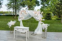 сватбена-украса-в-бяло-и-прасковено-2