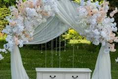 сватбена-украса-в-бяло-и-прасковено-3