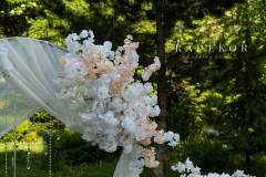 сватбена-украса-в-бяло-и-прасковено-4