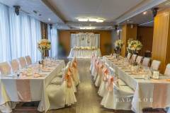 сватбена-украса-в-бяло-и-прасковено