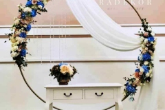 Сватбена арка с форма на кръг, символ на базкрайтостта, допринася за една модерната визия за изнесен   сватбен ритуал.