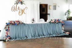 Сватбена маса  украса в в комбинация от синьо – сиви нюанси, розво и пудра