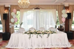 Сватбена украса в нежна и свежа комбинация от екрю, ментово, розово.