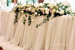 Сватбена украса в нежна и свежа комбинация от екрю, ментово, розово.