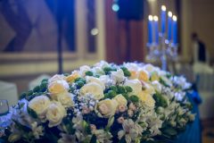 One-Love-Сватбена-украса-в-кралско-синьо-и-айвъри-цветя