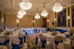 Сватбена украса в кралско синьо и айвъри