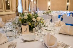 Сватбена украса в кралско синьо и айвъри