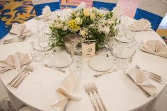 Сватбена украса в кралско синьо и айвъри