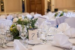 Сватбена украса в кралско синьо и айвъри