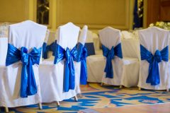 Сватбена украса в кралско синьо и айвъри