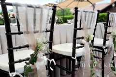 Характерната комбинация от дантела, зебло, канап и цветя, очарова със своятя непретенциозност и ефирност.