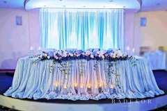 Сватбена украса в комбинация от синьо – сиви нюанси, бяло и екрю