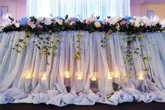 Сватбена украса в комбинация от синьо – сиви нюанси, бяло и екрю