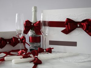 Комплект аксесоари Дивна - бордо Цена - 108.00 лв. Комплекта включва - Кутия зя пожелания, книга за пожелания, украса за чаши, шампанско, ритуални свещи с украса