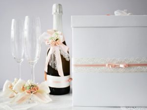 Комплект аксесоари Нежност Цена - 58.00 лв. Комплекта включва - Кутия зя пожелания, украса за чаши, шампанско.