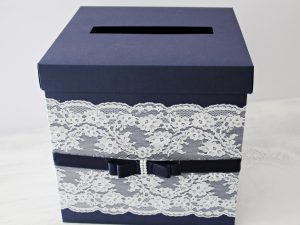 Кутия за пожелания Стил Цена - 30.00 лв. Изработена от перлен картон, декорирана с дантела и сатенена панделка. Размер - 24,5x24,5x25 см.