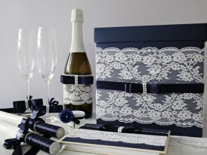 Комплект аксесоари Стил Цена - 109 лв. Комплекта включва - Кутия зя пожелания, книга за пожелания, украса за чаши, шампанско, ритуални свещи с украса