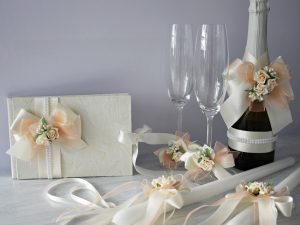 Комплект аксесоари Дивна Цена - 110 лв. Комплекта включва - Кутия зя пожелания,книга за пожелания, украса за чаши, шампанско, ритуални свещи с украса