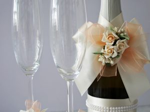 Украса за чаши и шампанско Дивна - праскова Цена - 27.00 лв. Цената не включва чашите.