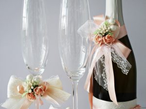 Украса за чаши и шампанско Нежност Цена - 28.00 лв. Цената не включва чашите.