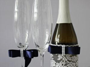 Украса за чаши и шампанско Стил Цена - 26.00 лв. Цената не включва чашите.