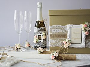 Комплект аксесоари Рустик Цена - 91 лв. Комплекта включва - Кутия зя пожелания, украса за чаши, шампанско, ритуални свещи с украса.