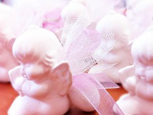 Подарък за гости - Ангел Подаръци за гости за кръщене - Ангелче. Декорирано с един захаросан бонбон, кристален тюл, панделка и малка нежна перла.