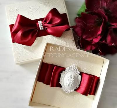 Покани кумове и родители с кутии