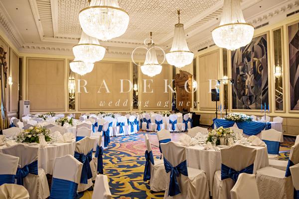 Сватбена украса в кралско синьо