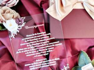 Акрилна покана Ловли - бордо с кутия.