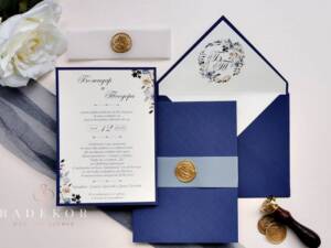 Покана Амбър - синьо с персонализиран плик с понограм и восъчен печат